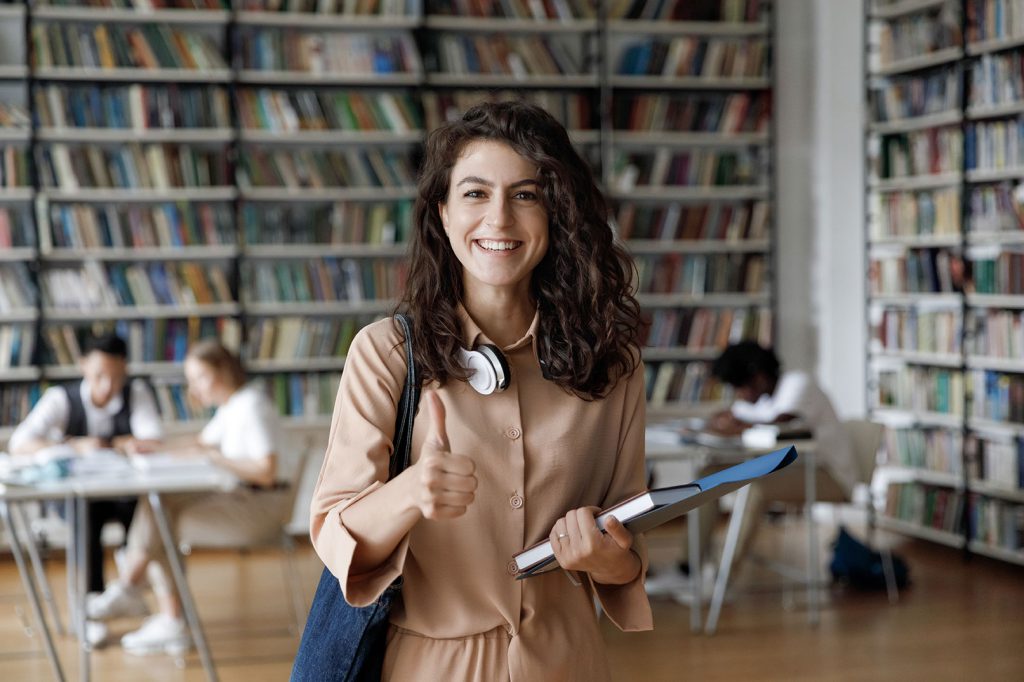 Etudiante contente du résultat d'admission