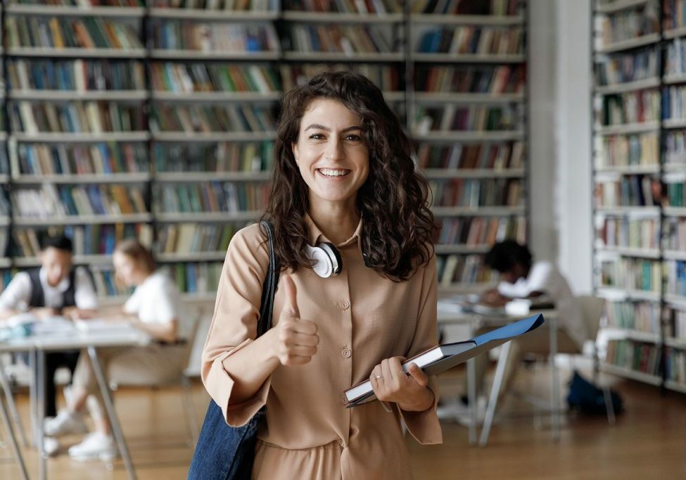 resultats-admissions-irtess-img Etudiante contente du résultat d'admission